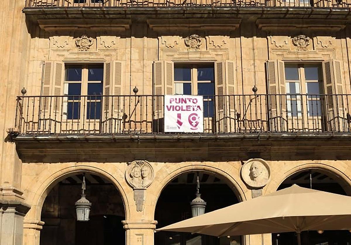 Cartel indicativo de un Punto Violeta en el Ayuntamiento de Salamanca