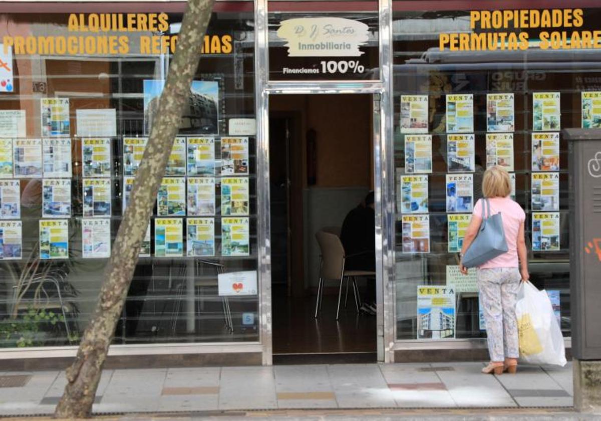 Foto de archivo de una inmobiliaria de Salamanca