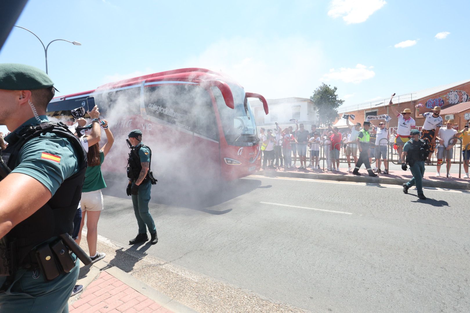 Así ha sido el recibimiento de la afición al autocar del Salamanca UDS