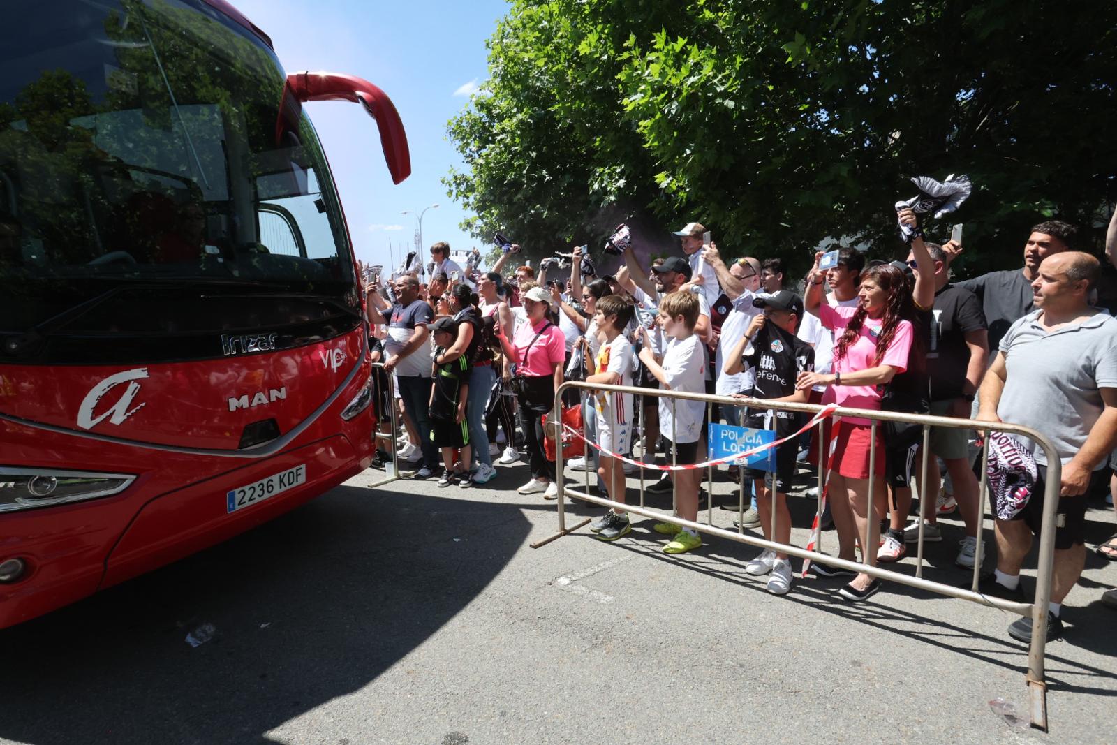 Así ha sido el recibimiento de la afición al autocar del Salamanca UDS