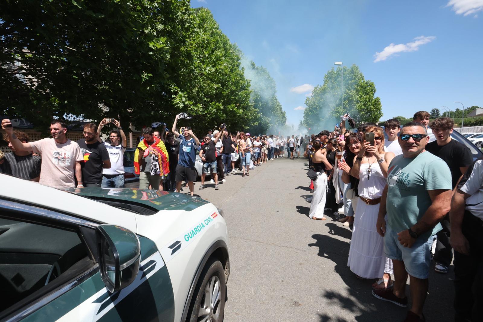 Así ha sido el recibimiento de la afición al autocar del Salamanca UDS