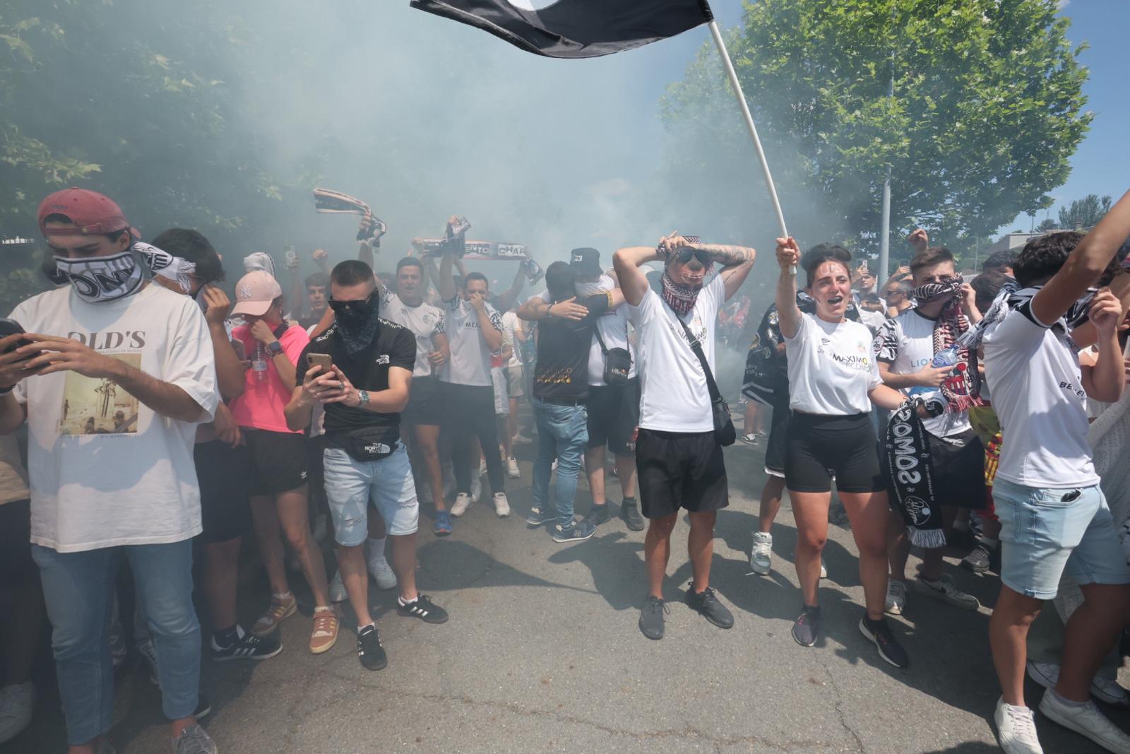 Así ha sido el recibimiento de la afición al autocar del Salamanca UDS