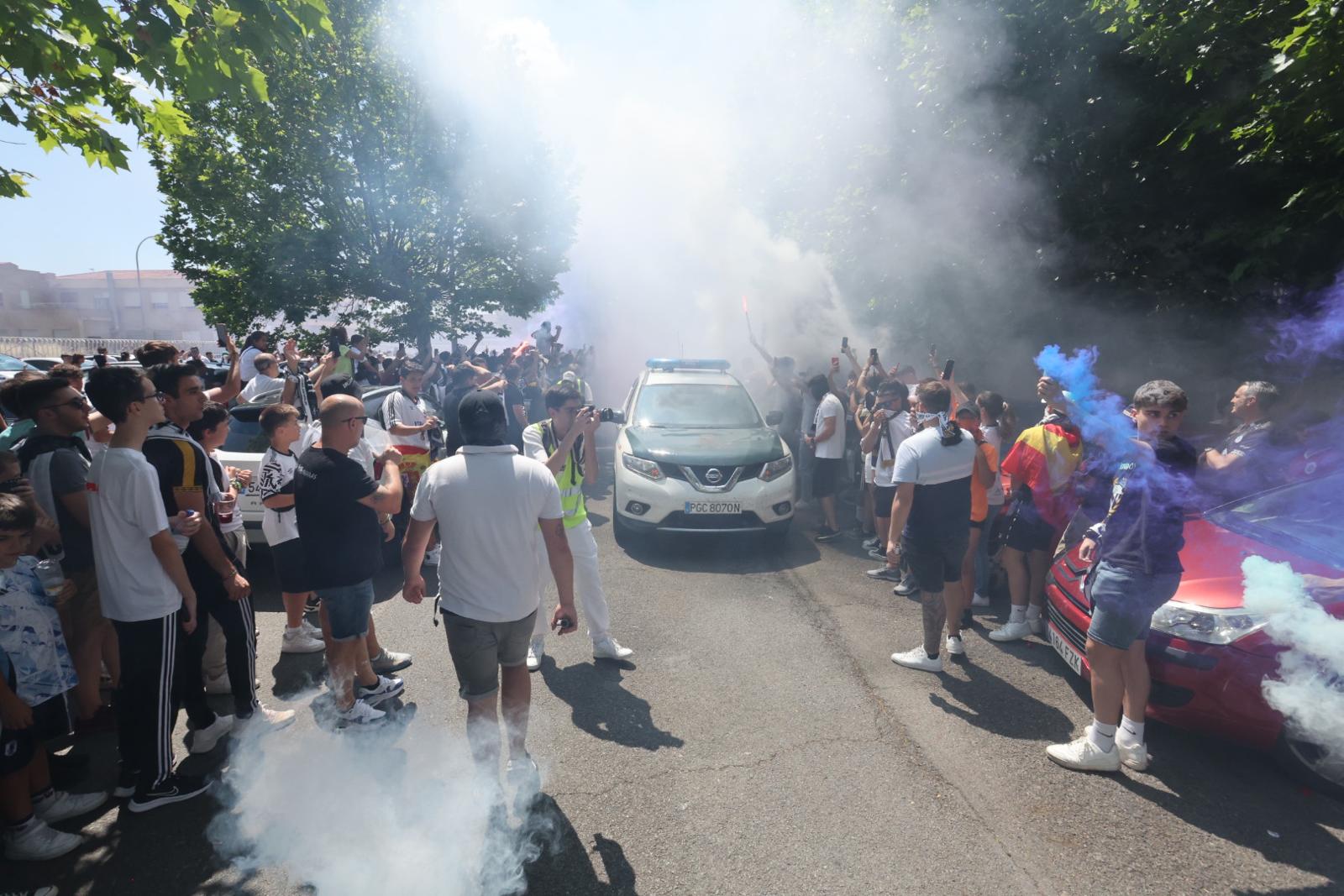 Así ha sido el recibimiento de la afición al autocar del Salamanca UDS