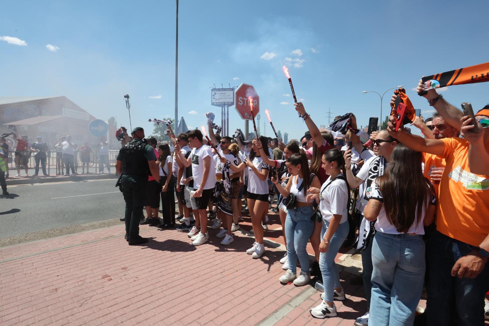 Así ha sido el recibimiento de la afición al autocar del Salamanca UDS