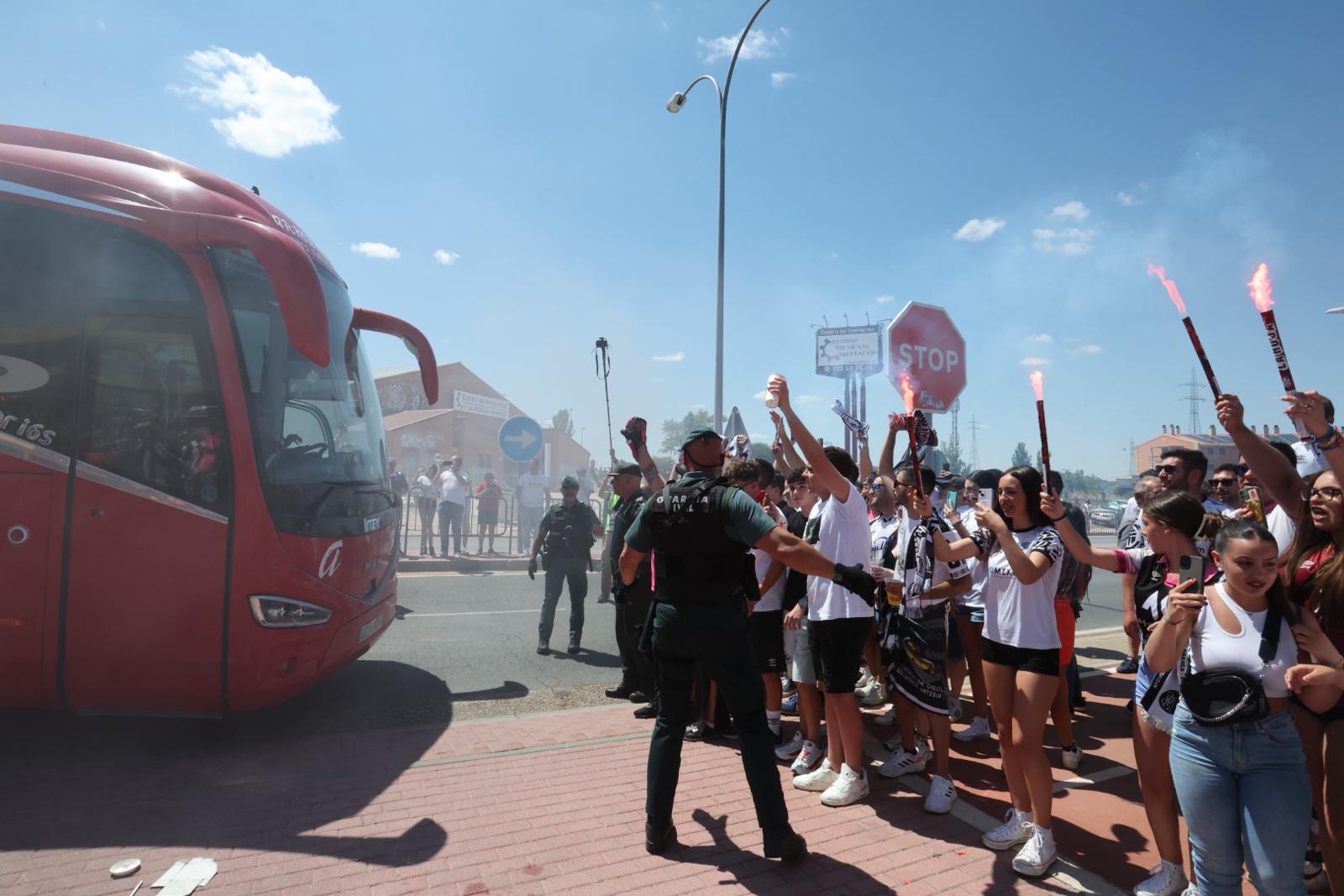 Así ha sido el recibimiento de la afición al autocar del Salamanca UDS