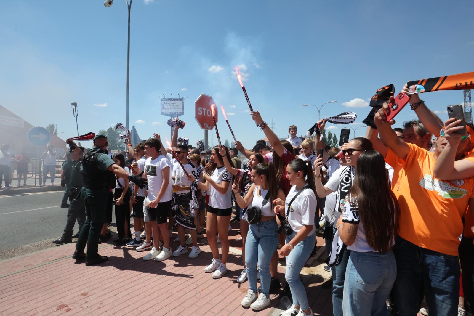 Así ha sido el recibimiento de la afición al autocar del Salamanca UDS