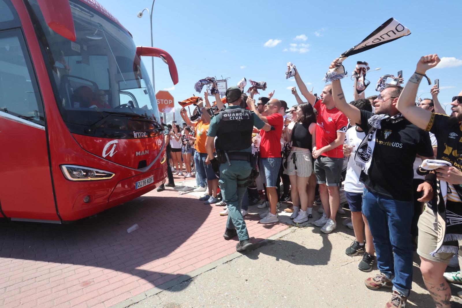 Así ha sido el recibimiento de la afición al autocar del Salamanca UDS