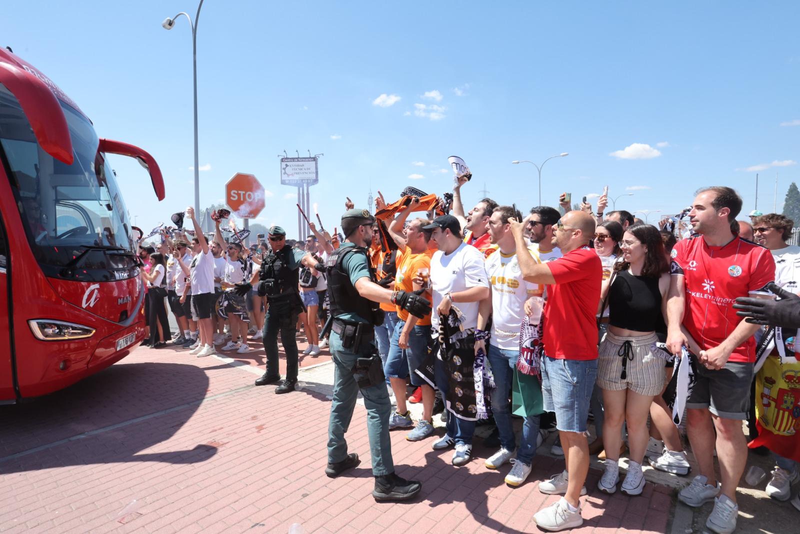 Así ha sido el recibimiento de la afición al autocar del Salamanca UDS