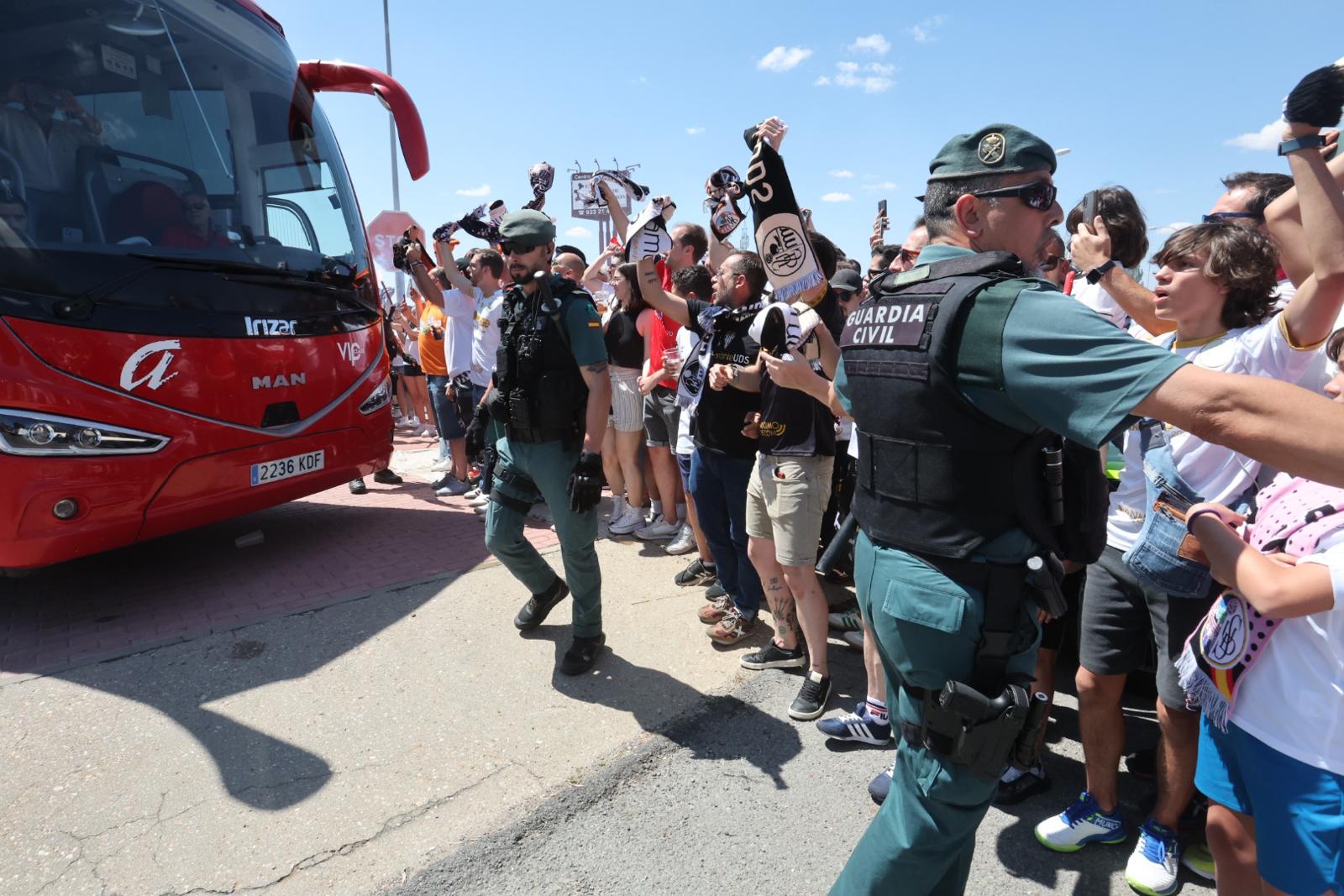 Así ha sido el recibimiento de la afición al autocar del Salamanca UDS