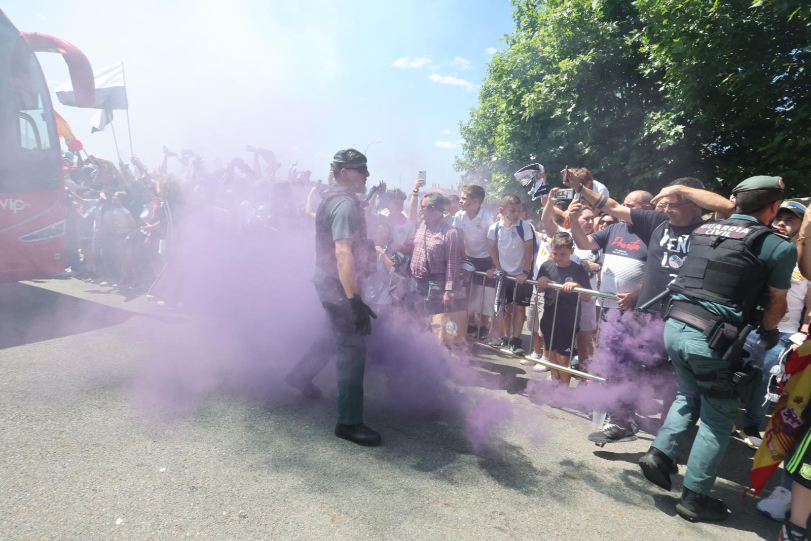 Así ha sido el recibimiento de la afición al autocar del Salamanca UDS