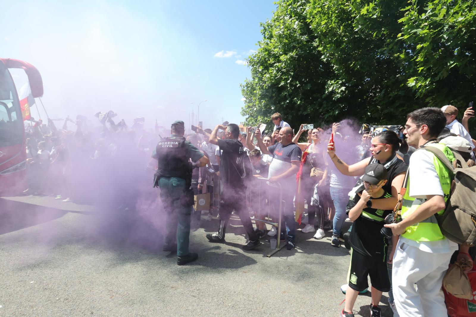 Así ha sido el recibimiento de la afición al autocar del Salamanca UDS