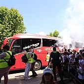 Recibimiento espectacular de la afición del Salamanca UDS al equipo en el Helmántico