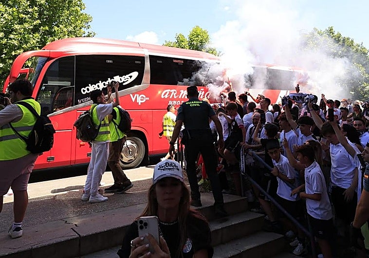 Llegada del autocar del Salamanca UDS al Helmántico.