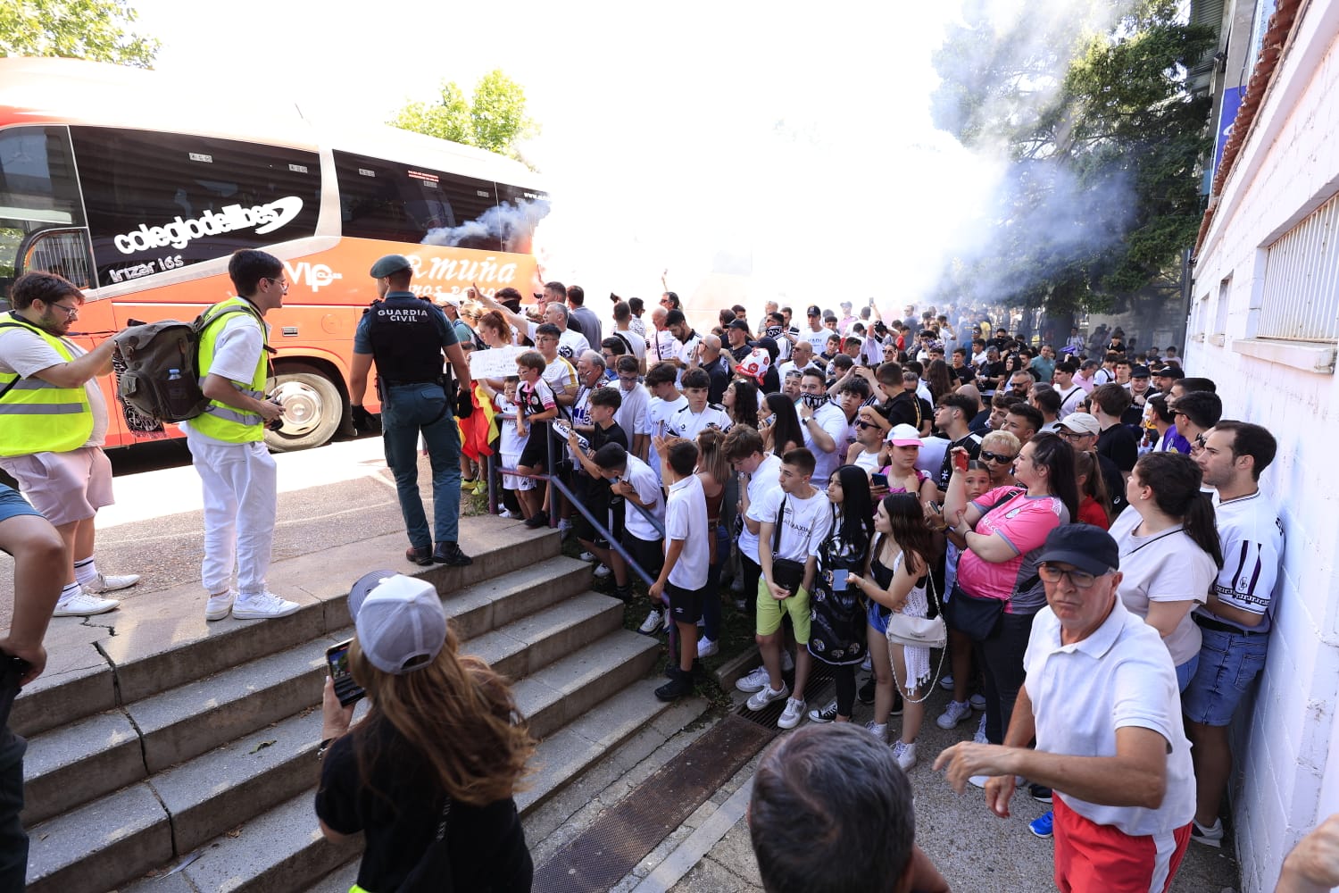 Así ha sido el recibimiento de la afición al autocar del Salamanca UDS