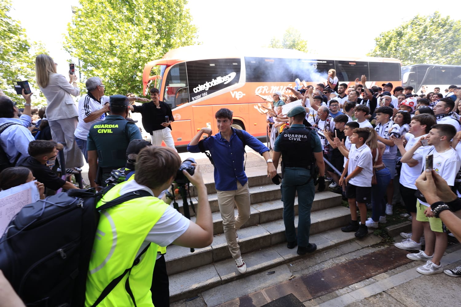 Así ha sido el recibimiento de la afición al autocar del Salamanca UDS