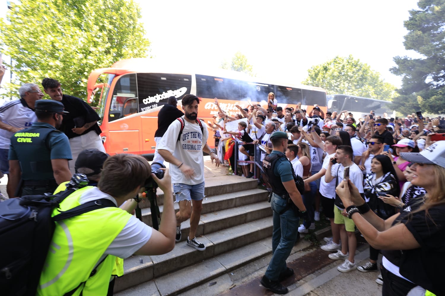Así ha sido el recibimiento de la afición al autocar del Salamanca UDS