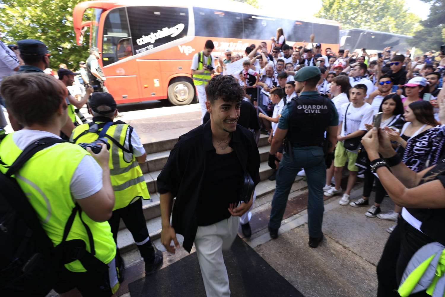 Así ha sido el recibimiento de la afición al autocar del Salamanca UDS