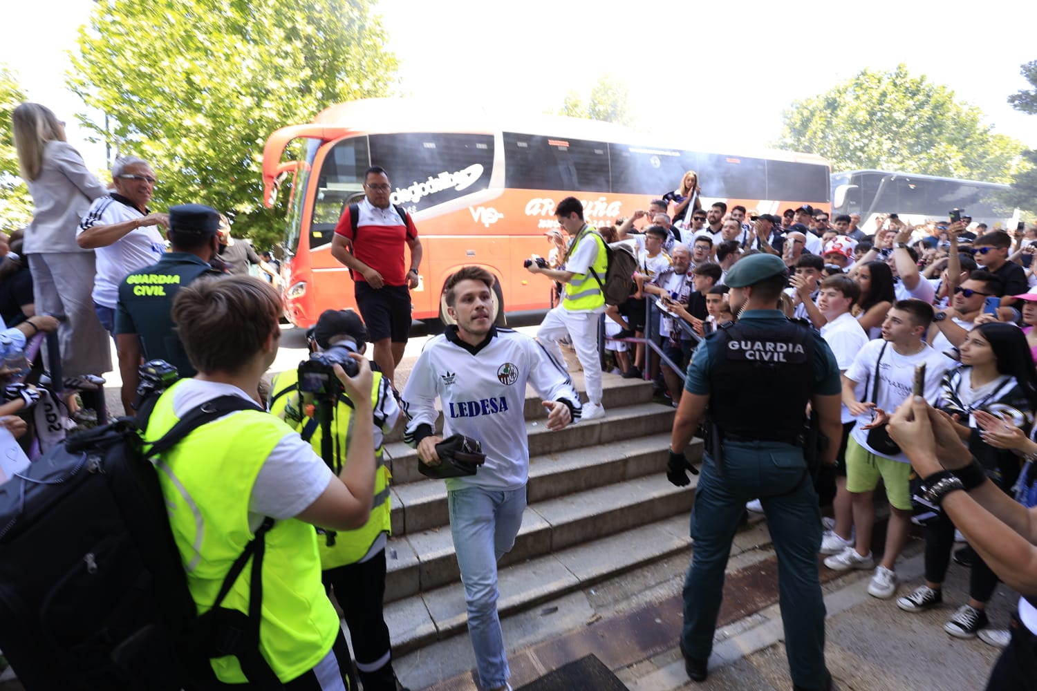 Así ha sido el recibimiento de la afición al autocar del Salamanca UDS
