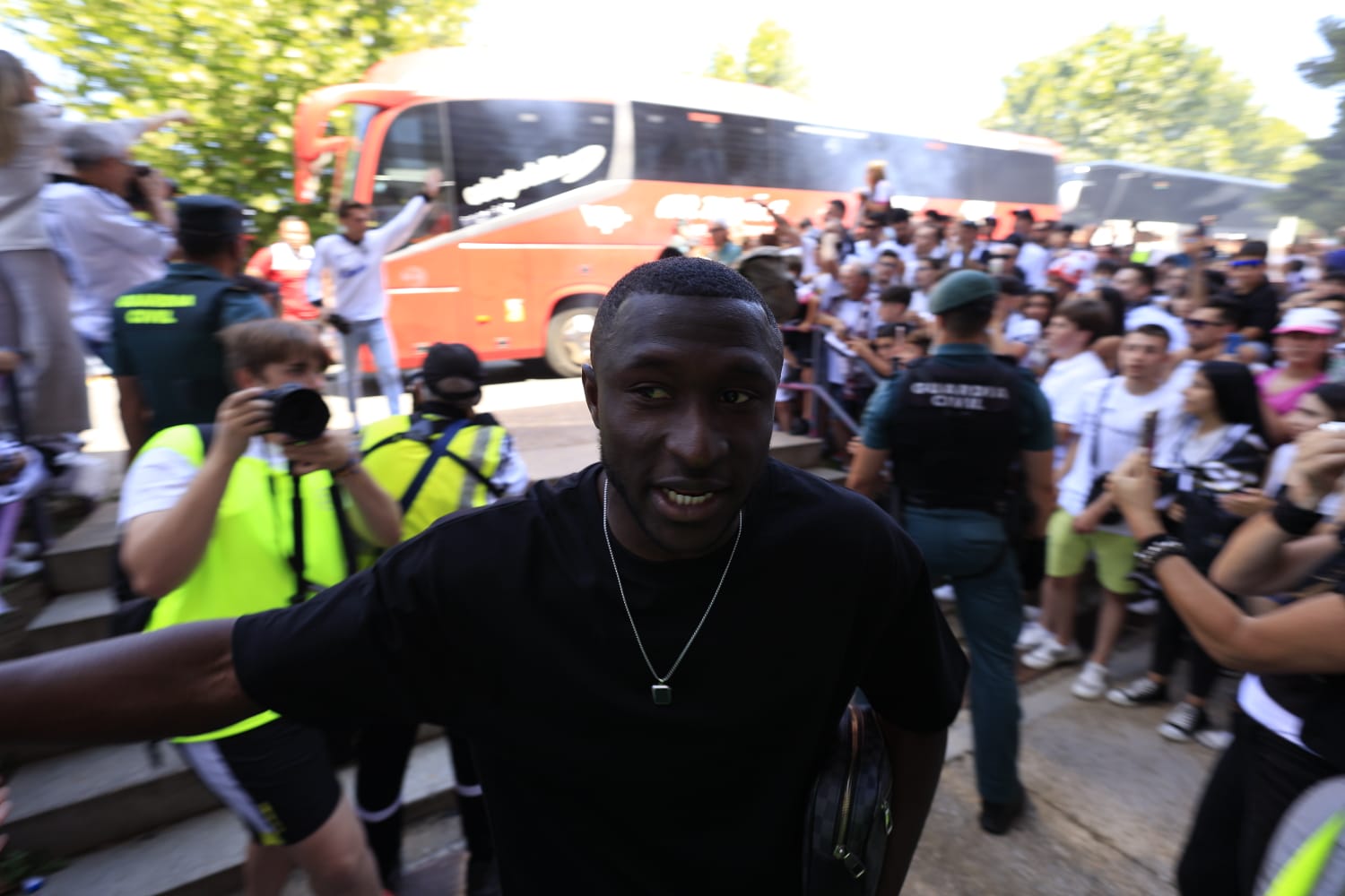 Así ha sido el recibimiento de la afición al autocar del Salamanca UDS