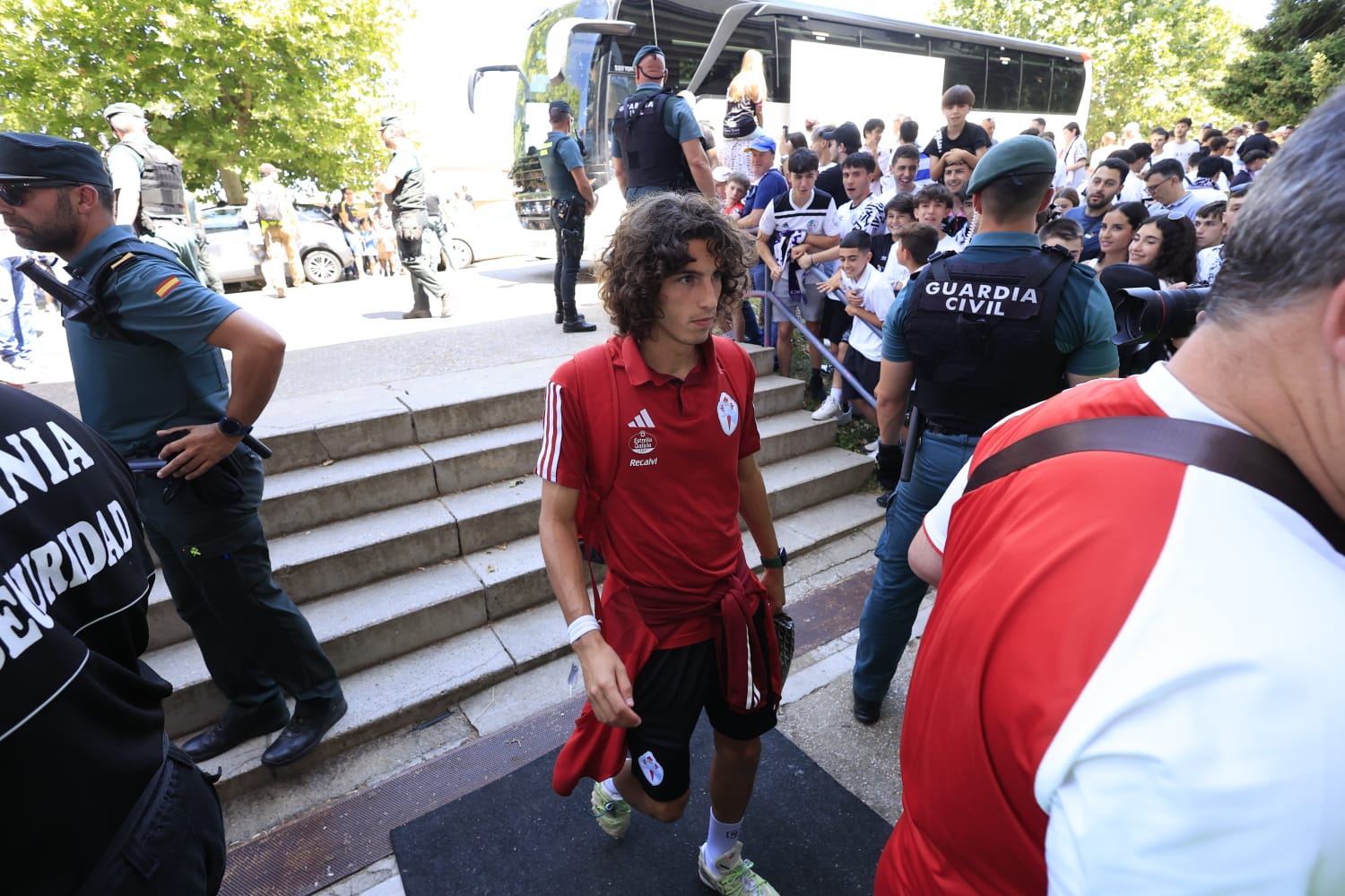 Así ha sido el recibimiento de la afición al autocar del Salamanca UDS