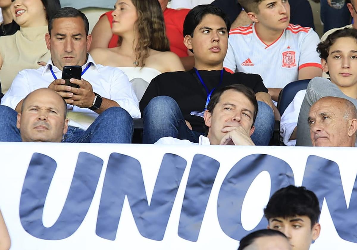 Mañueco, en el centro, y a la izquierda, Lovato en el palco.