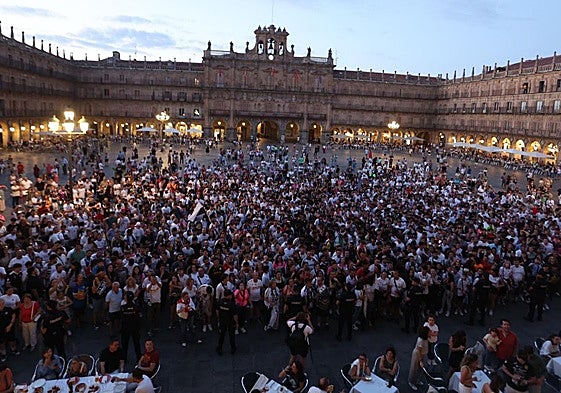 Los seguidores del Salamanca UDS, en la Plaza Mayor.