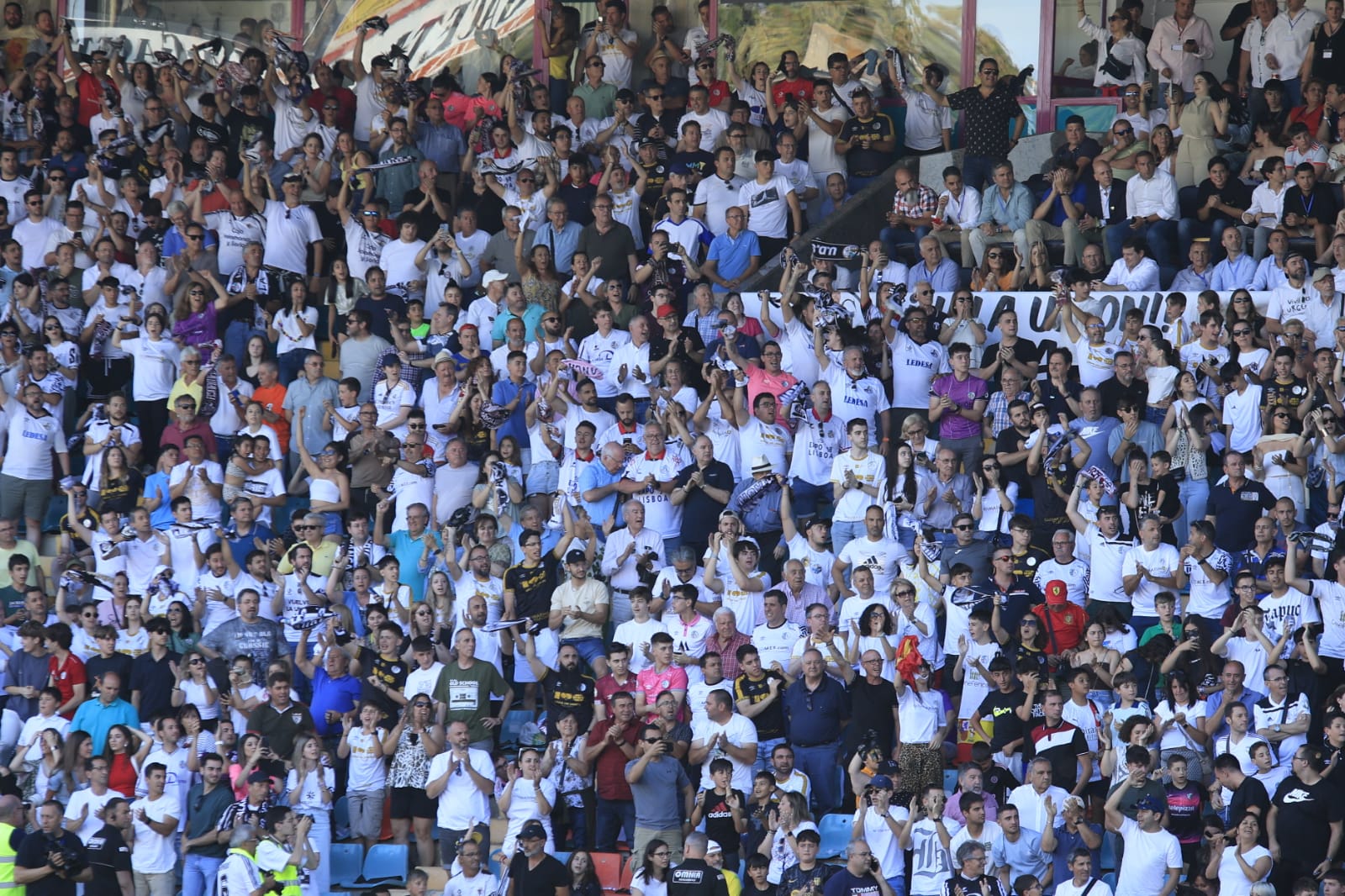 Celebración en el estadio del ascenso del Salamanca UDS a Segunda RFEF