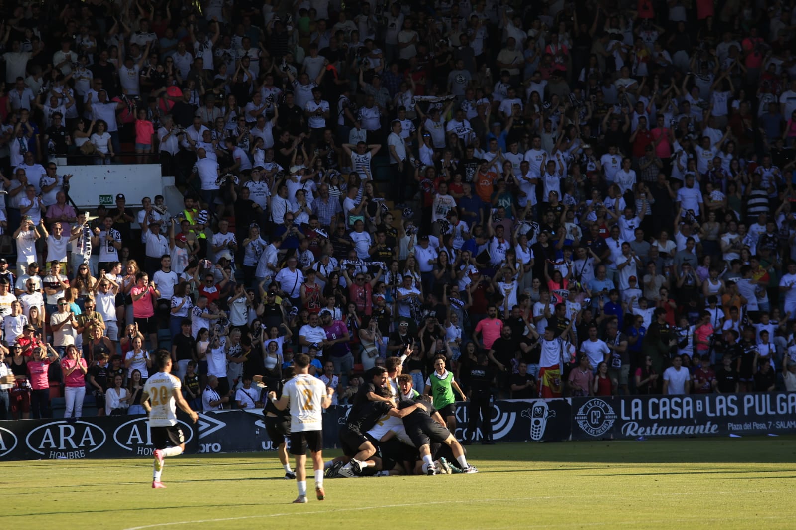 Celebración en el estadio del ascenso del Salamanca UDS a Segunda RFEF