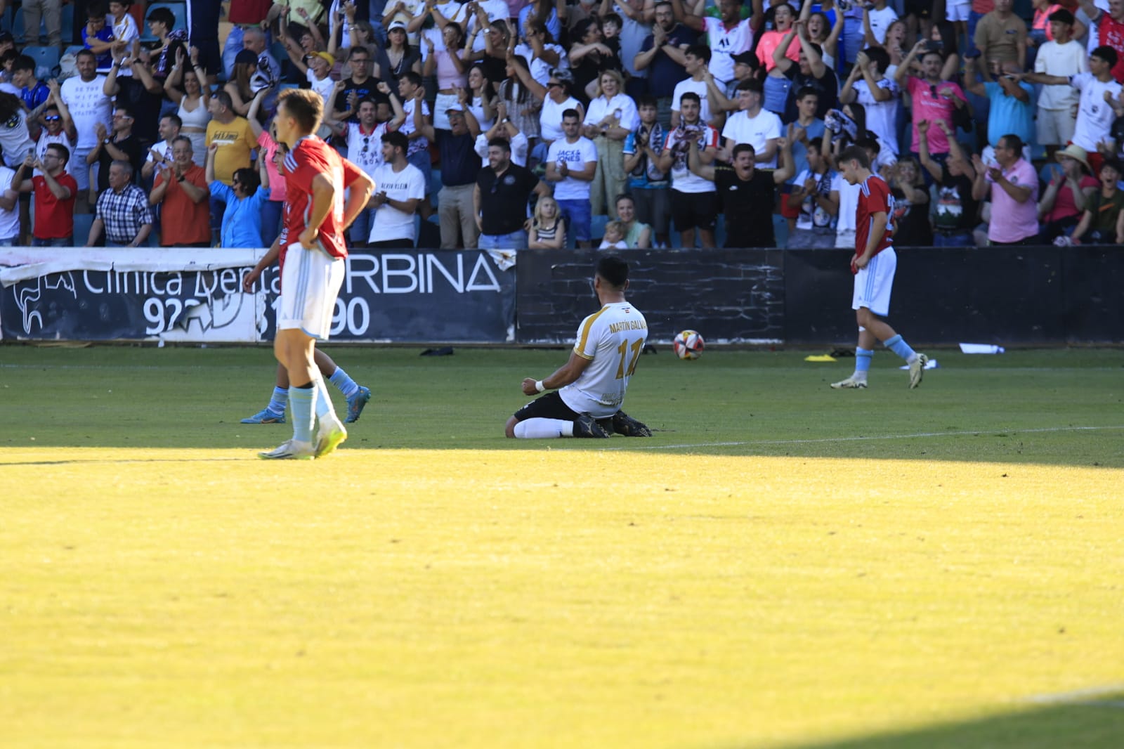 Celebración en el estadio del ascenso del Salamanca UDS a Segunda RFEF