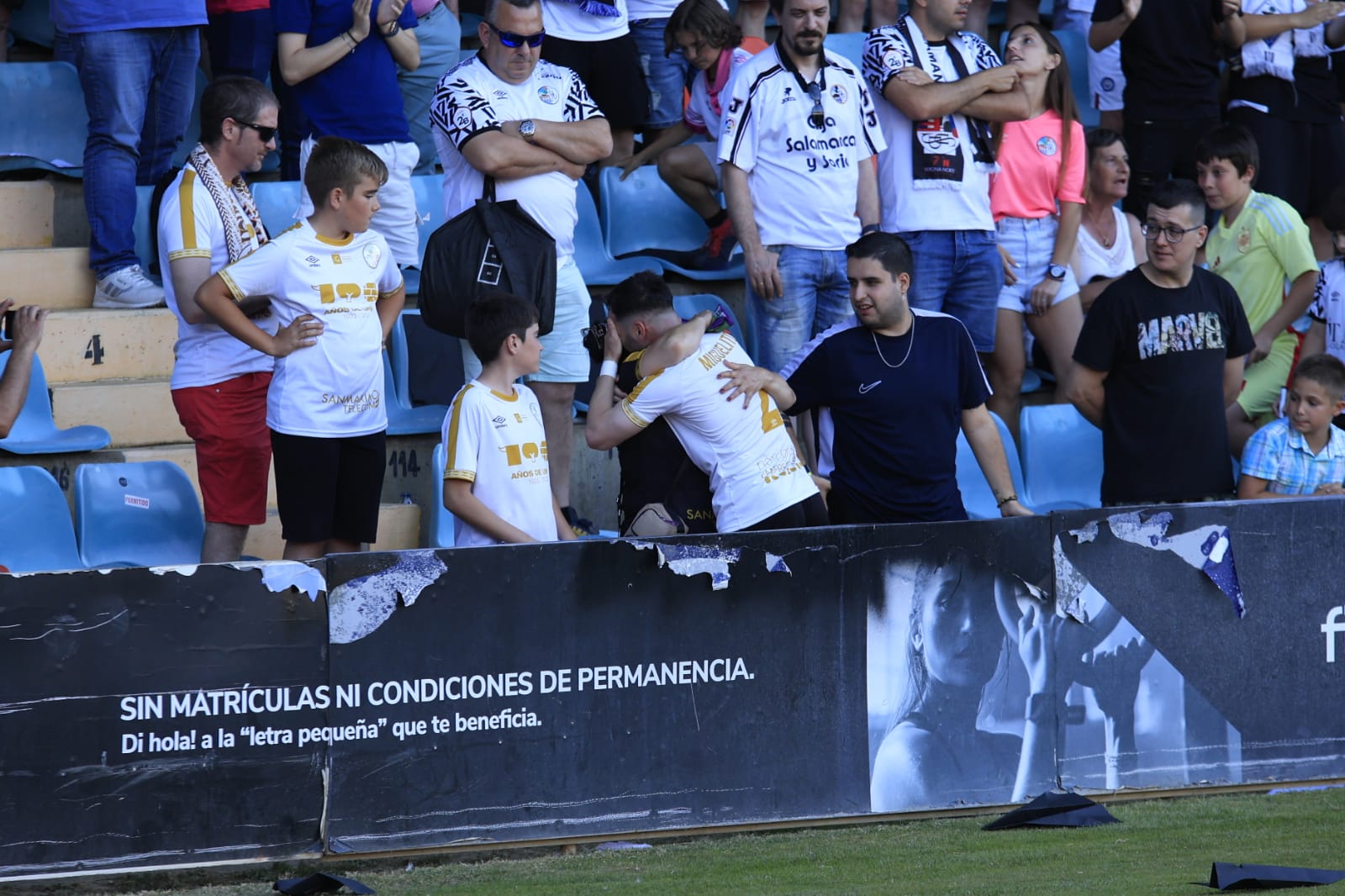 Celebración en el estadio del ascenso del Salamanca UDS a Segunda RFEF