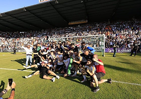 Celebración en el estadio del ascenso del Salamanca UDS a Segunda RFEF