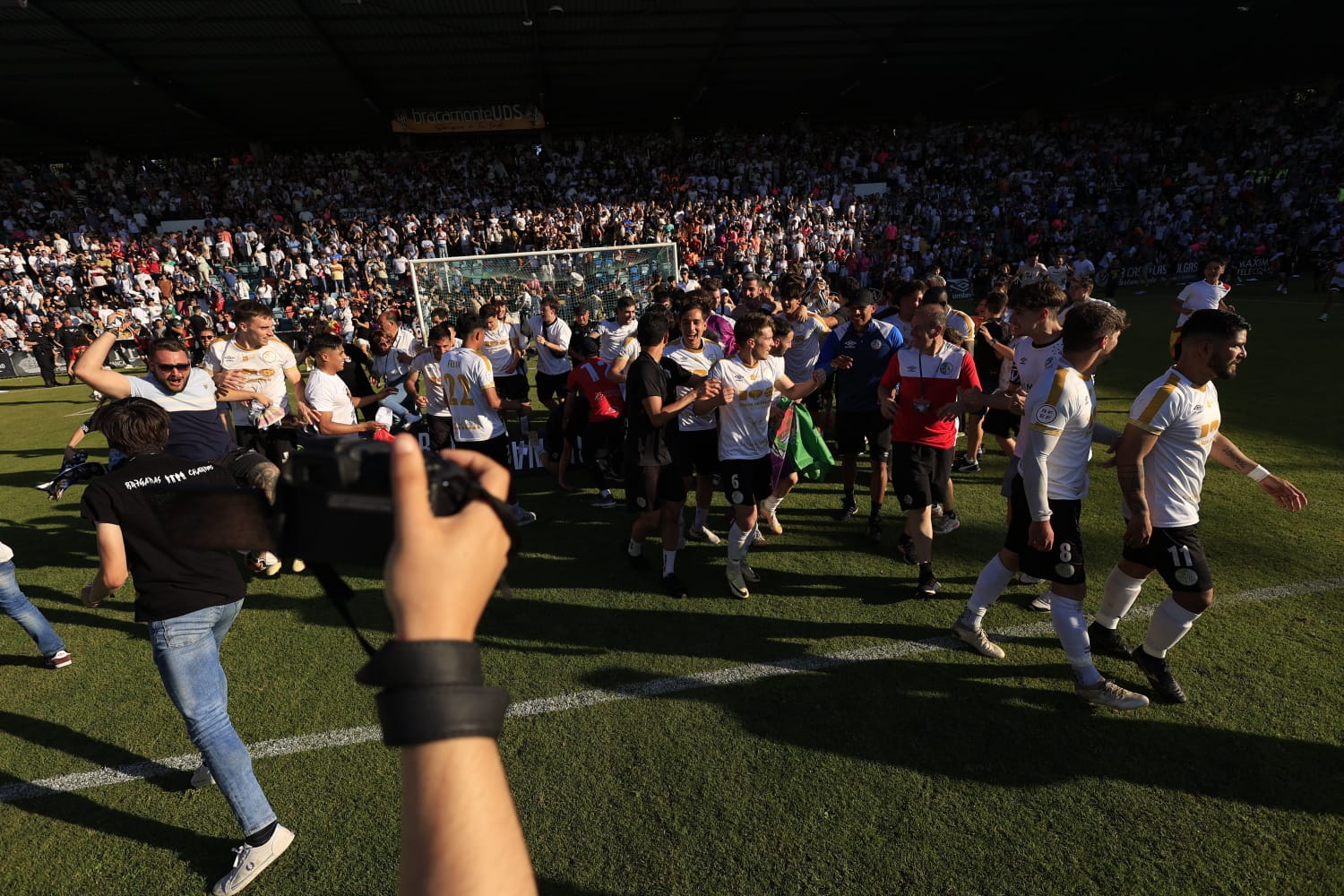 Celebración en el estadio del ascenso del Salamanca UDS a Segunda RFEF