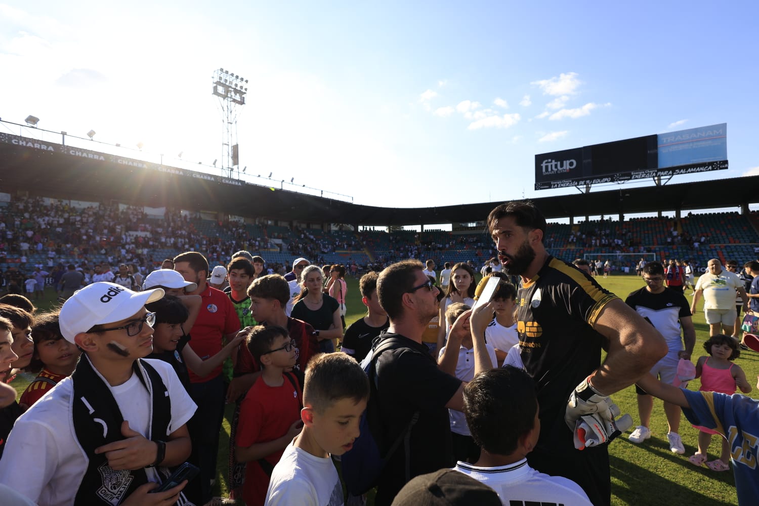 Celebración en el estadio del ascenso del Salamanca UDS a Segunda RFEF