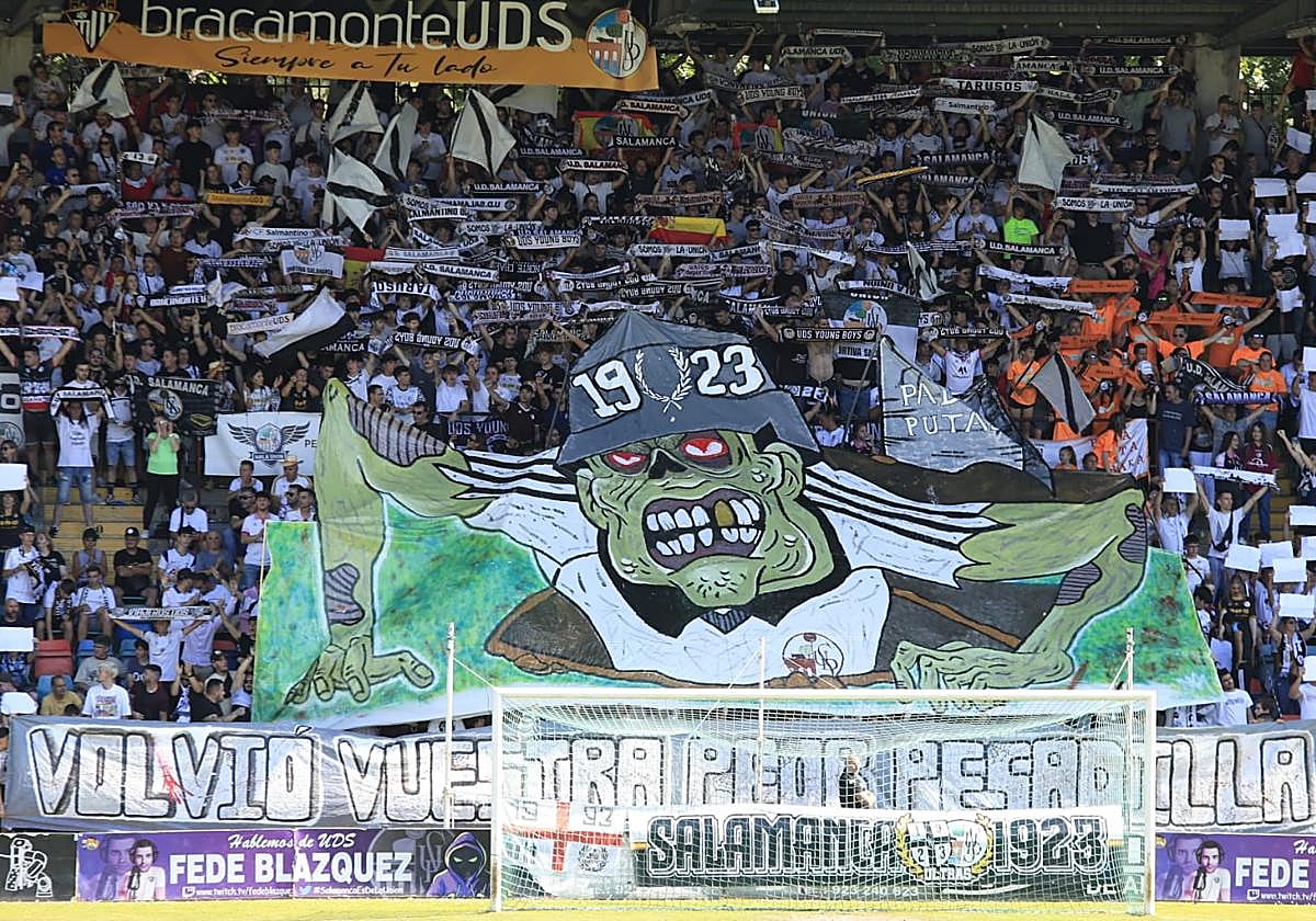 Gran tifo en el Fondo Sur del Helmántico.