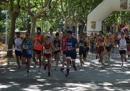 Salida de la prueba junto a la iglesia del Arrabal en Salamanca.