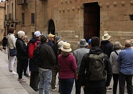 Un grupo de turistas en la calle Compañía de Salamanca.