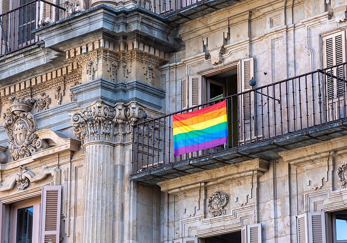 La bandera del Orgullo colocada en la Plaza Mayor