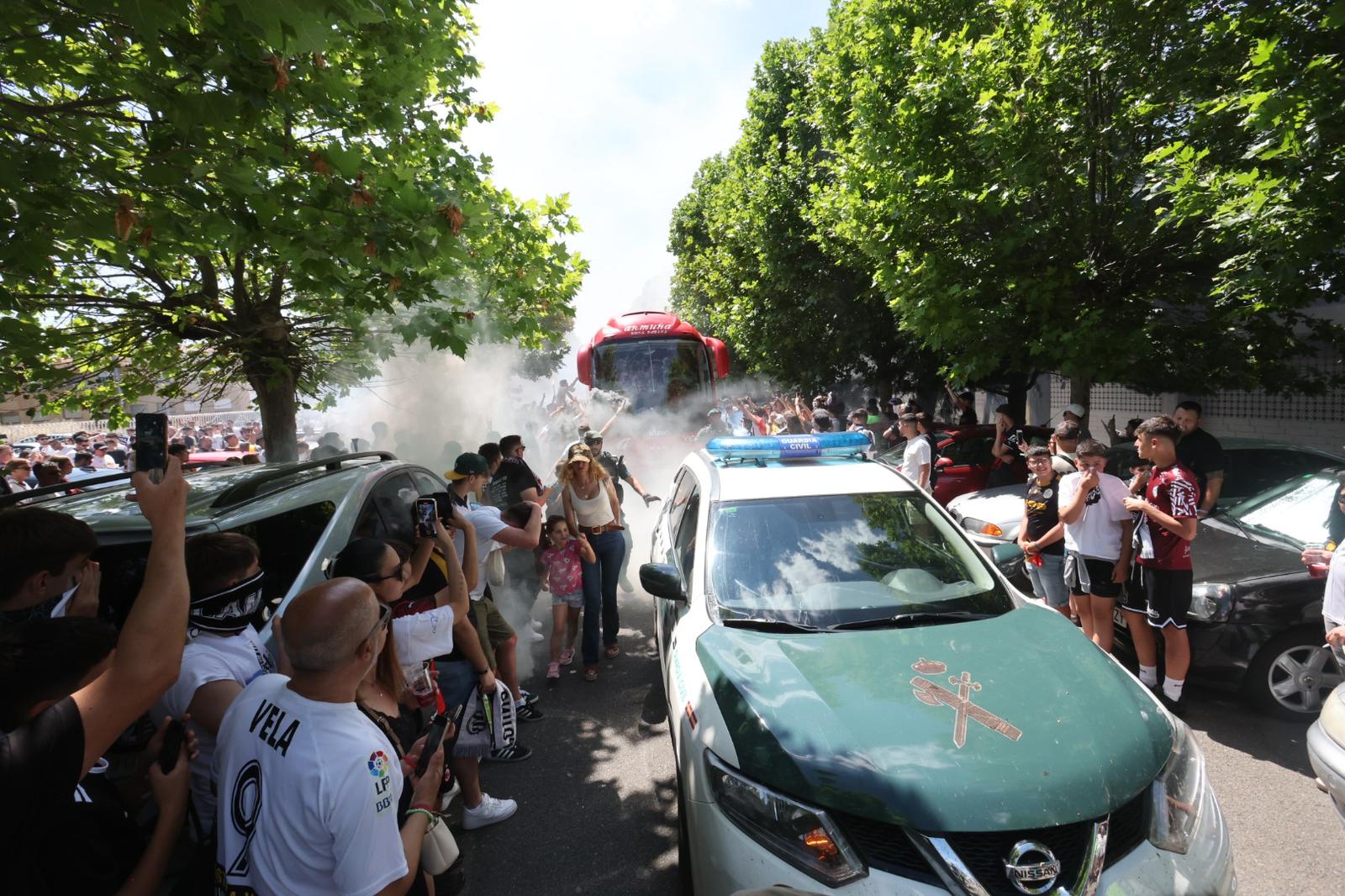 El partido comenzó mucho antes, con el recibimiento de la afición a la llegada del autobús del equipo. Miles de aficionados alentaron a los suyos horas antes del inicio. 