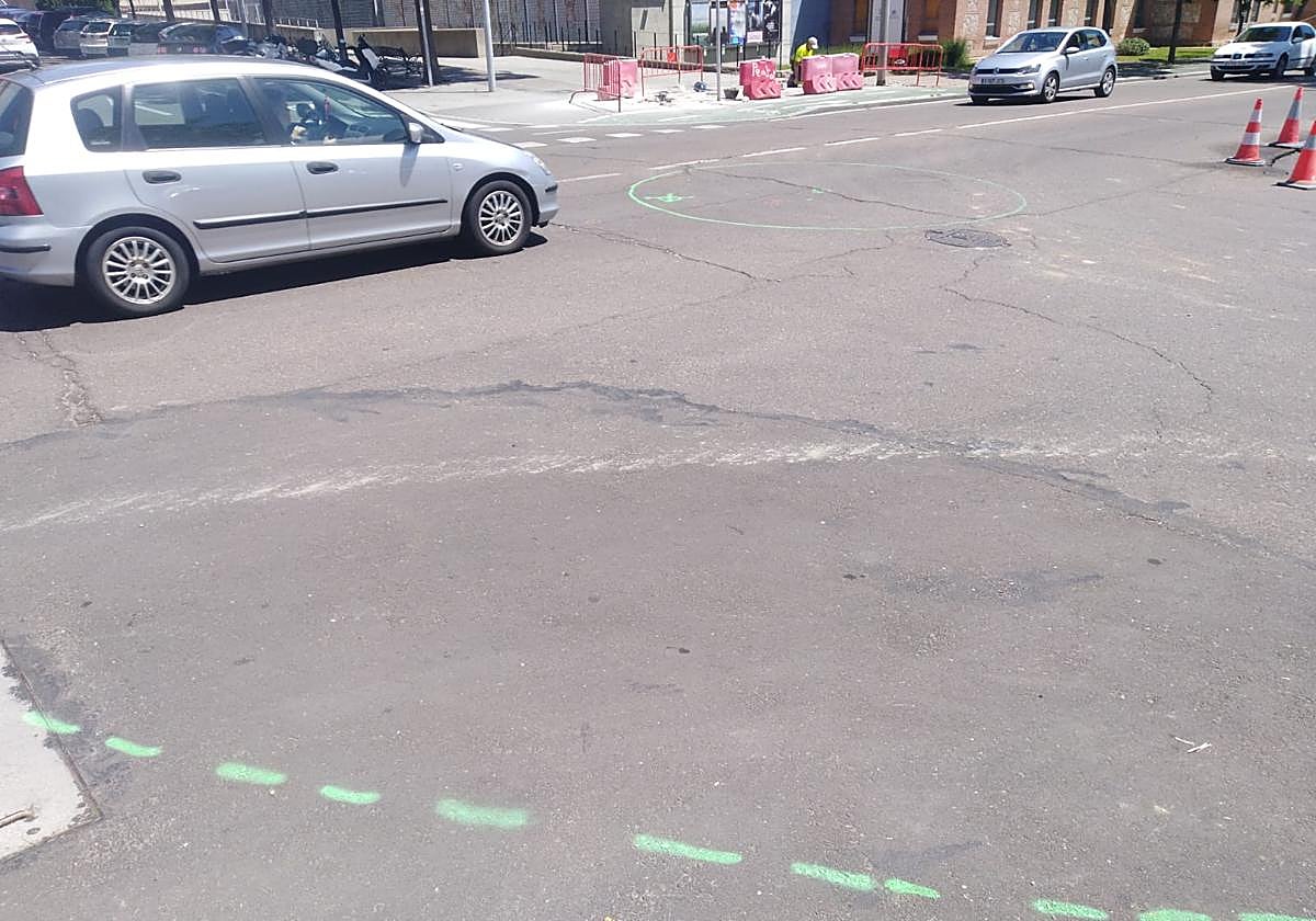 La glorieta de 9 metros de diámetro, trazada sobre la calzada.