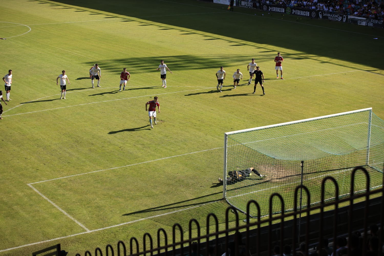Era la primera parte, el corazón en un puño tras un penalti cometido por Amaro. Era el momento del guardameta. Jon Villanueva voló, no una, dos veces, para mantener la eliminatoria con la portería a cero