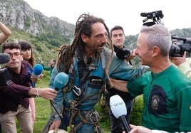 El espeleólogo Alfonso Urrutia habla con uno de los responsables del rescate una vez fuera de la cueva.