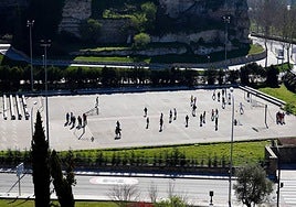 Foto de archivo de niños jugando en un colegio