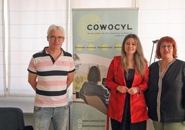 La alcaldesa de Fuentes de Oñoro, Laura Vicente (c), la teniente de alcalde de Fuentes de Oñoro, Teresa Herrero (d), y el presidente del Grupo de Acción Local, Ignacio Alonso (i).