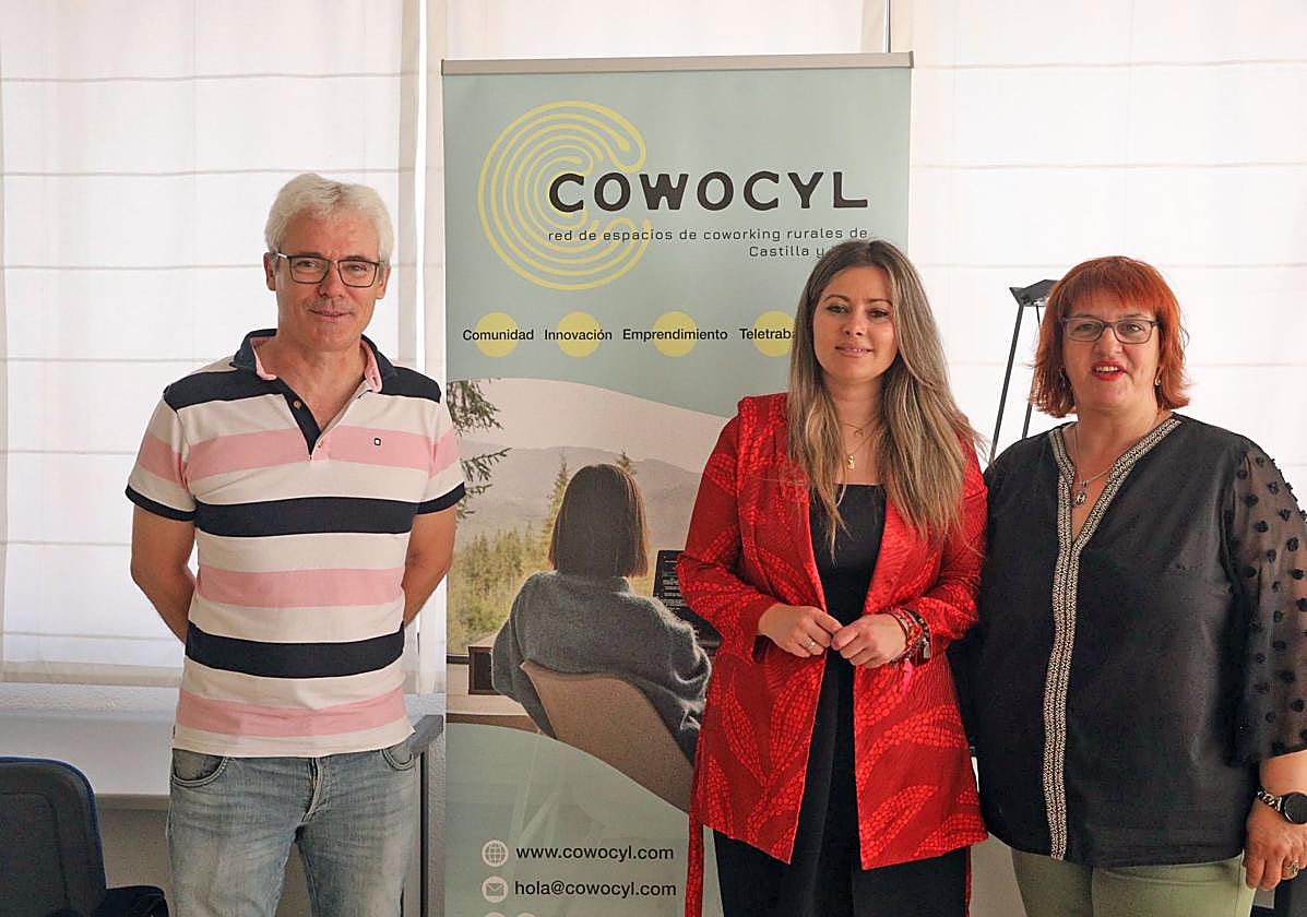 La alcaldesa de Fuentes de Oñoro, Laura Vicente (c), la teniente de alcalde de Fuentes de Oñoro, Teresa Herrero (d), y el presidente del Grupo de Acción Local, Ignacio Alonso (i).