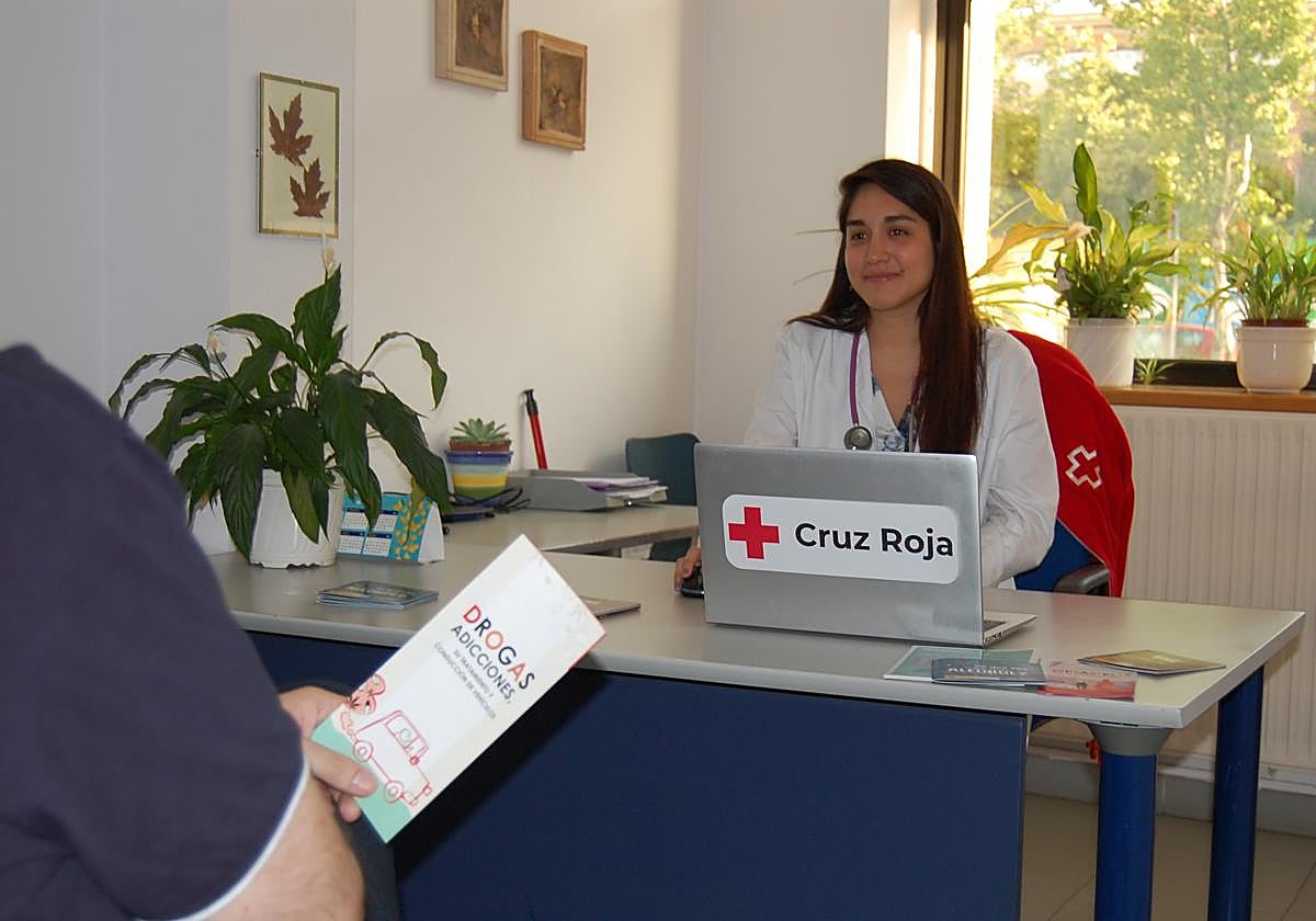 Una profesional de Cruz Roja en el CAD