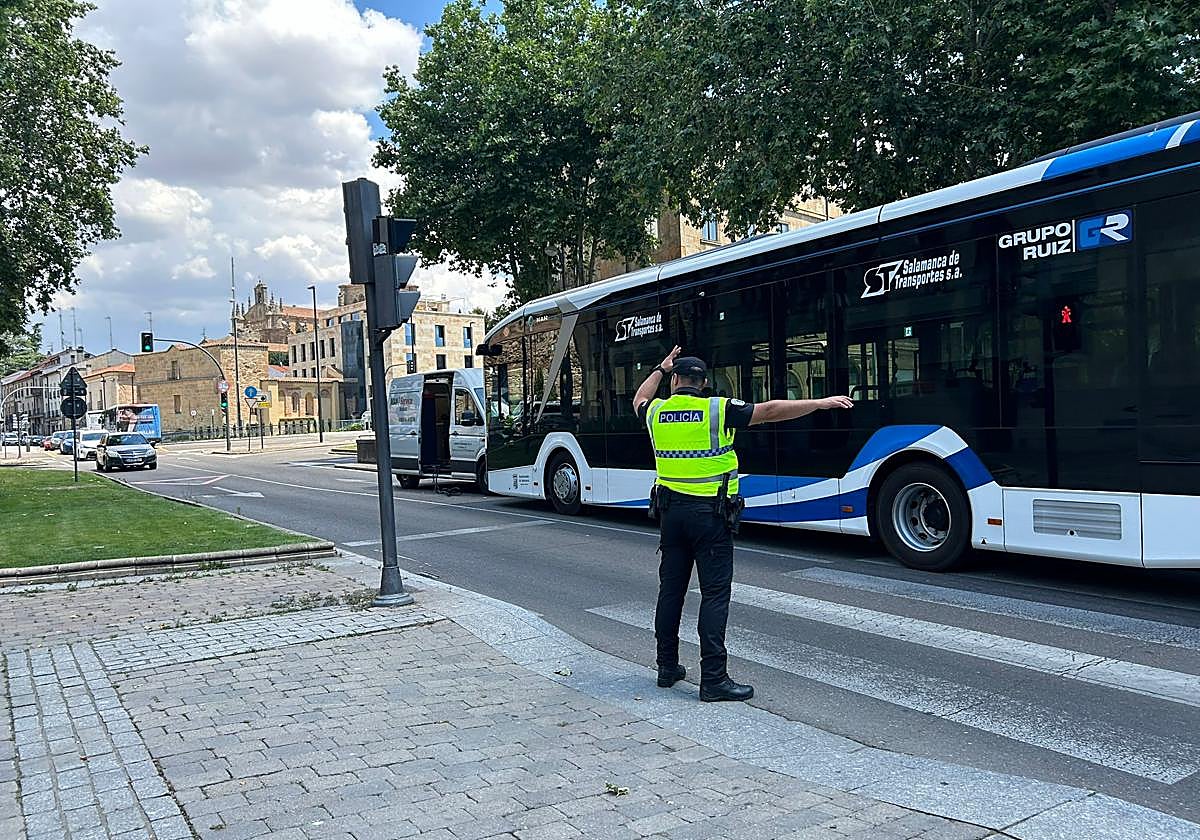 La Policía regula el tráfico del Paseo Rector Esperabé.