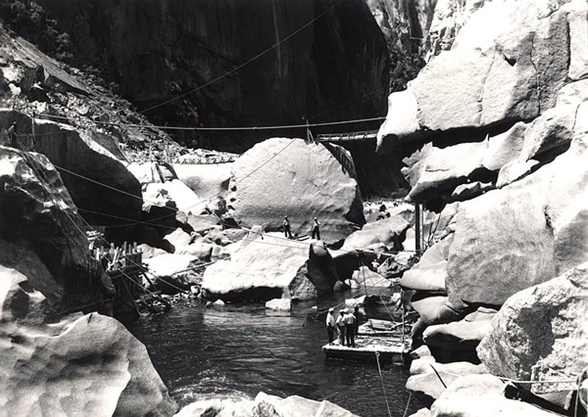 Imagen secundaria 1 - La presa de Aldeadávila en construcción