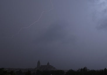 Un fuerte aguacero con gran aparato eléctrico cae sobre Salamanca en una tormenta en toda regla