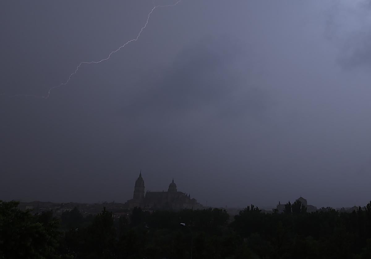Un fuerte aguacero inunda parte de Salamanca en el primer golpe de la DANA