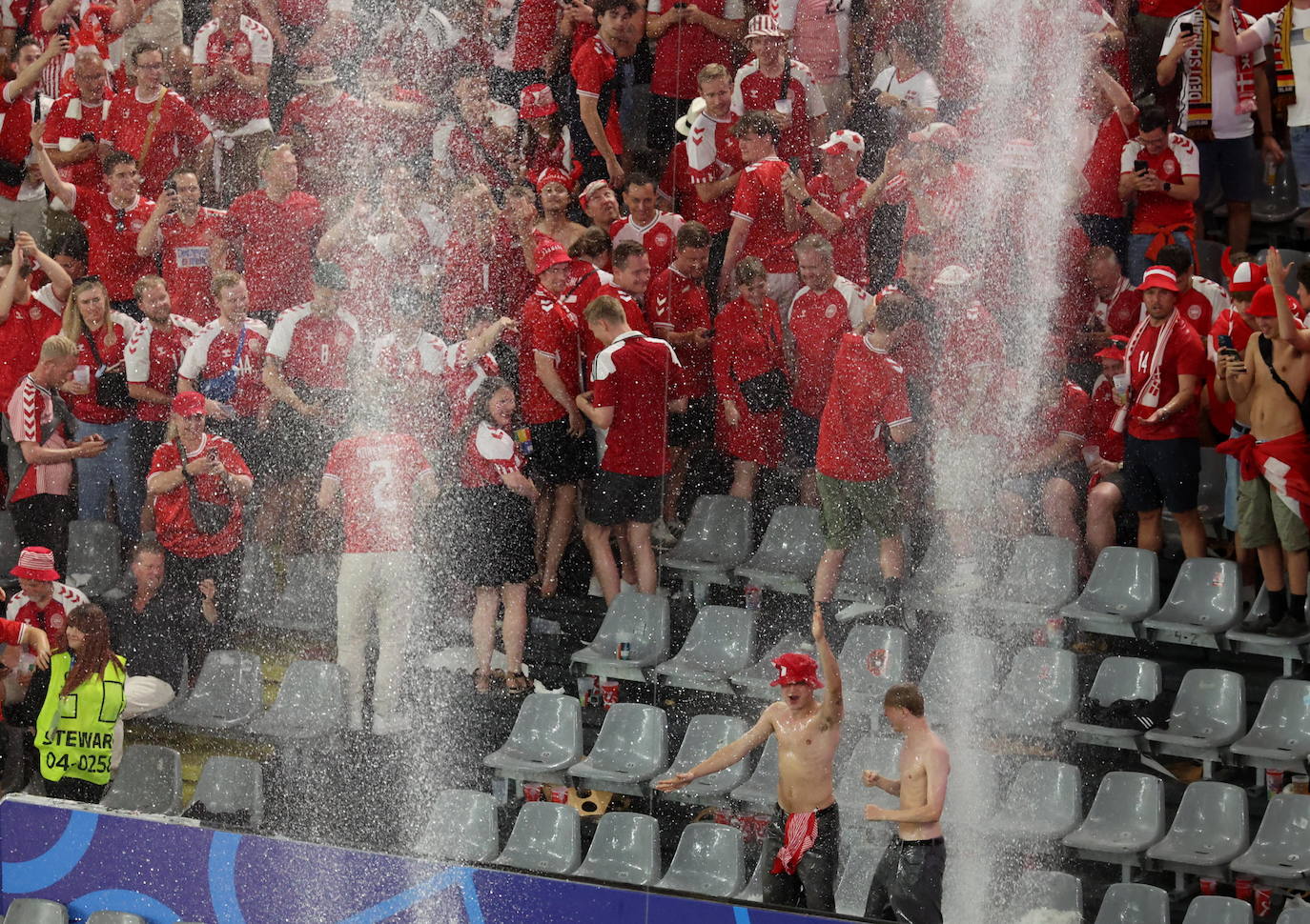 La ducha gigante del Alemania-Dinamarca, en imágenes